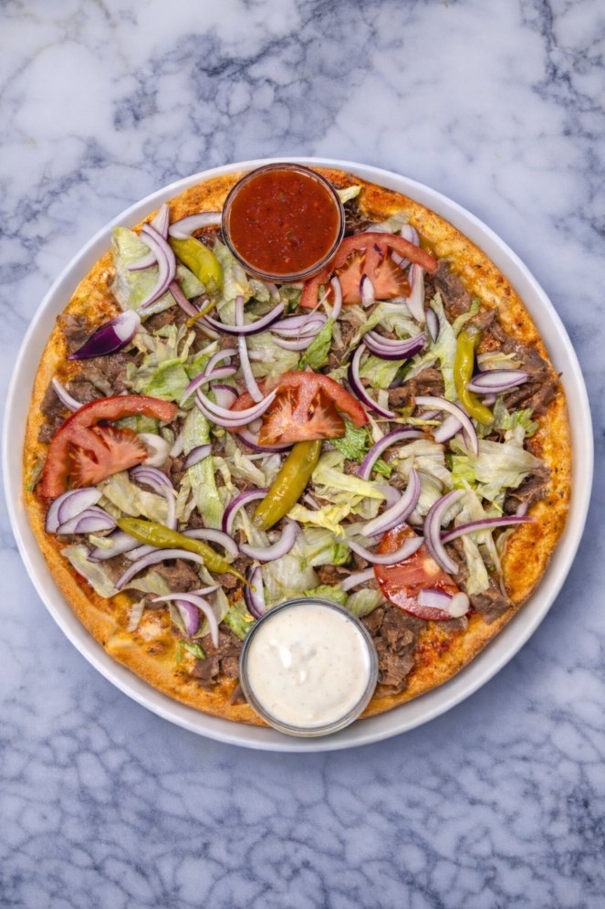 Kebabpizza special – En nygräddad pizza med tomatsås, smält ost och kebabkött