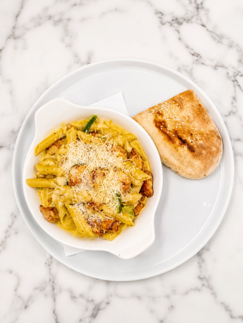 Pasta pollo – Gratinerad pasta med kyckling, färsk paprika och lök i en krämig currysås